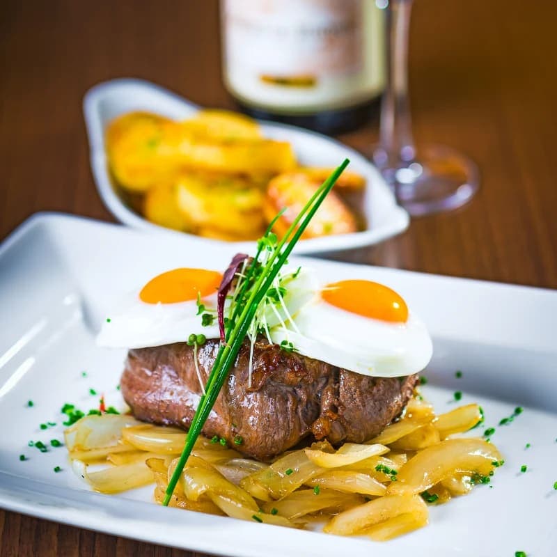 Steak / Egg ‘N Chips